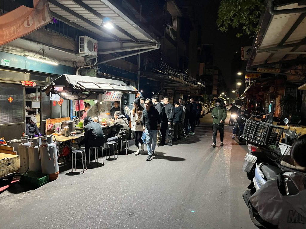 萬華宵夜：三條路油飯排骨酥湯的排隊景象