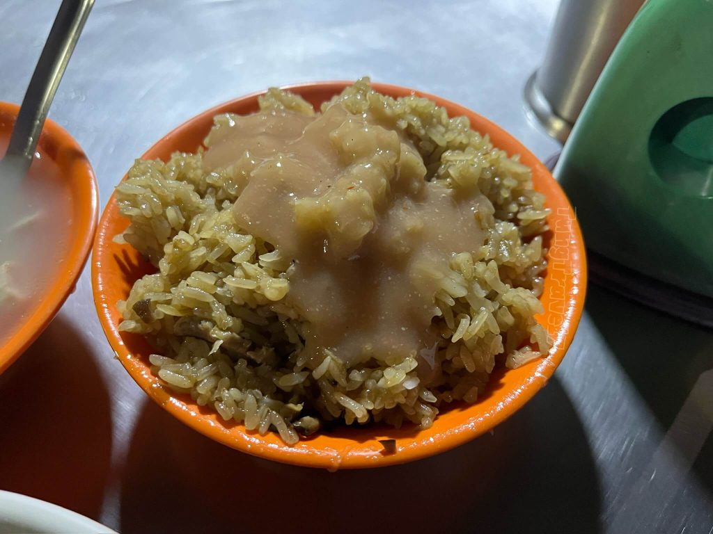 萬華宵夜：三條路油飯排骨酥湯油飯 大＄50 中＄40 小＄30