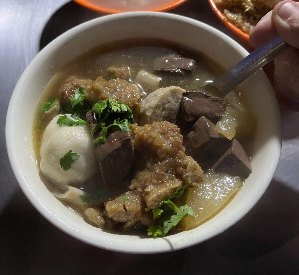 萬華宵夜：三條路油飯排骨酥湯綜合湯 排骨酥湯 ＄120 只有一種尺寸